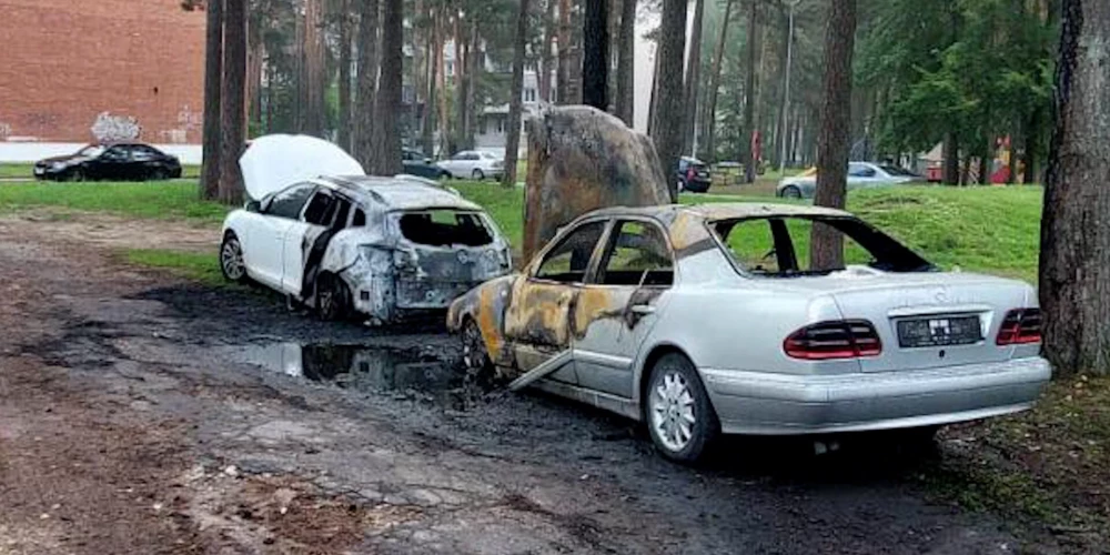 Дорогие автомобили в считаные мгновения превратились в груды бесполезного железа.