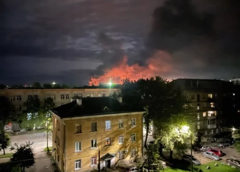 VIDEO: 80 kilometrus no Latvijas robežas Pleskavā lidosta pakļauta dronu uzbrukumam; sabojātas četras lidmašīnas
