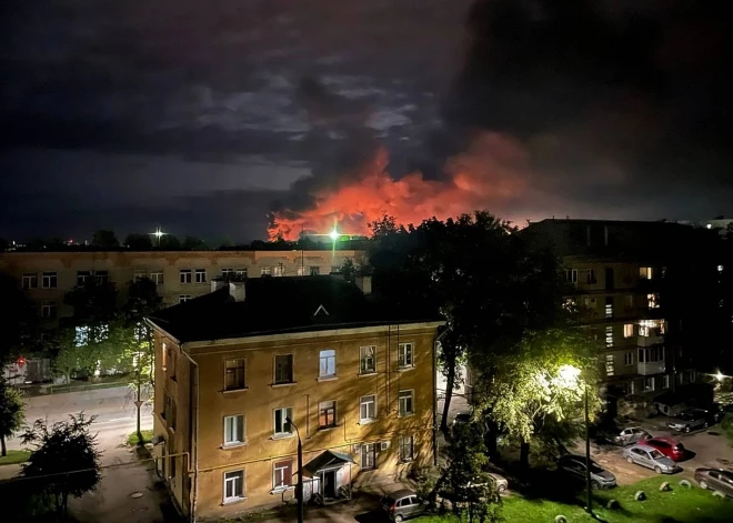 Aculiecinieki vēstīja, ka otrdienas vakarā, 29. augusta, vakarā plkst.23.40 Pleskavas lidostā nogranduši sprādzieni un izcēlies ugunsgrēks. Pleskavas iedzīvotāji raksta, ka no lidostas ir dzirdamas skaņas, kas līdzīgas automātu kārtām.