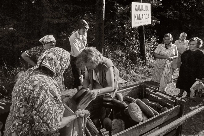 Fotogrāfs Aivars Siliņš 1990. gadā Kamaldas stacijā (Gulbenes novads) fiksējis maizes izdošanas punktu no vilciena vagona.