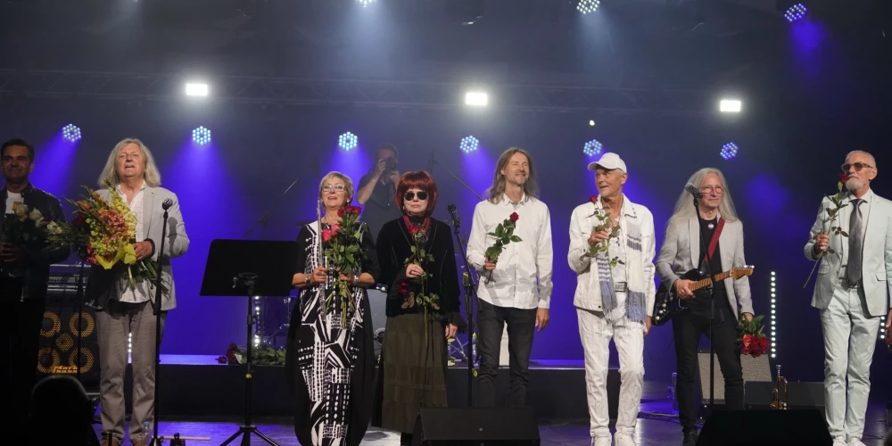 FOTO: leģendārā grupa "Menuets" ar Imanta Kalniņa dziesmām pieskandina Jūrmalu