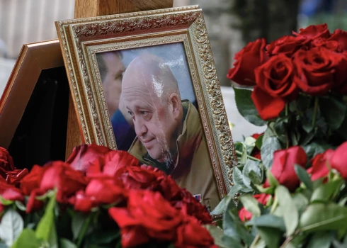 "Vagner" grupas vadītāja Jevgeņija Prigožina portrets uz viņa kapa Porohovas kapsētā Sanktpēterburgā.