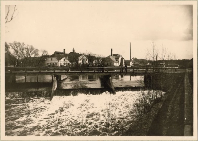 Skats uz Iecavas spirta brūzi 1904. gadā, kad tur ražoja izslavēto “Eckau Kummel”.