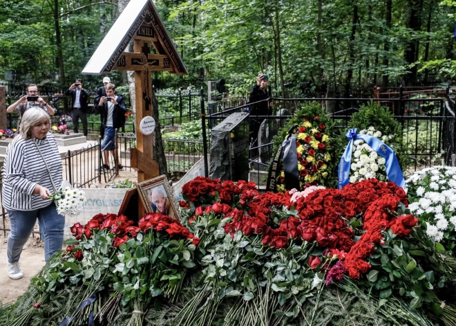 Sanktpēterburgā vakar, 29. augustā, notika slēgta atvadu ceremonija no “Vagner” dibinātāja un vadoņa Jevgēņija Prigožina, kurš gāja bojā aviokatastrofā 23.augustā, vēsta Meduza.io. Prigožina bērēs piedalījās 20 līdz 30 cilvēku.