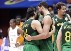 Brazīlijas izlases basketbolisti priecājas par uzvaru pār Kotdivuāru.