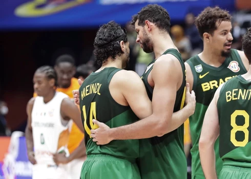 Brazīlijas izlases basketbolisti priecājas par uzvaru pār Kotdivuāru.