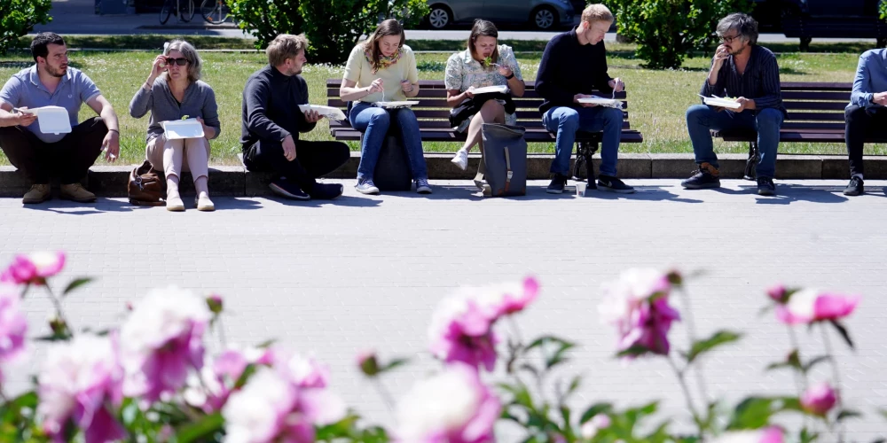 Cilvēki Esplanādē.