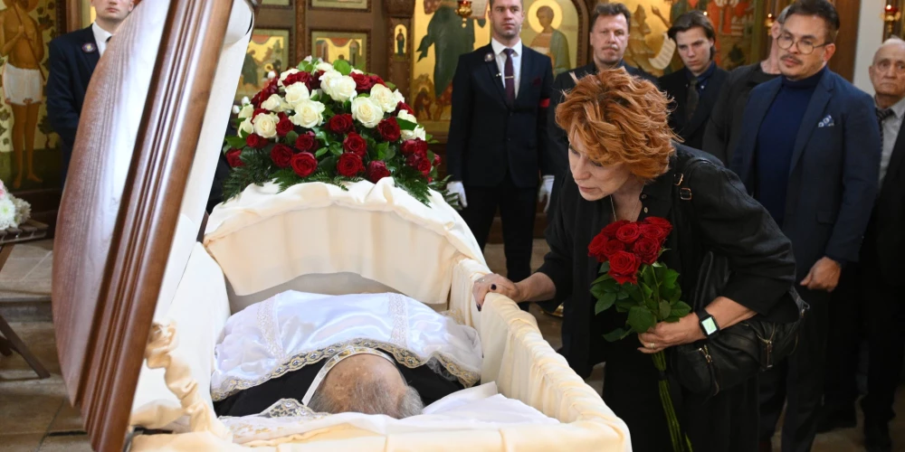 ФОТО: Глеба Панфилова похоронили на Новодевичьем кладбище рядом с Инной Чуриковой