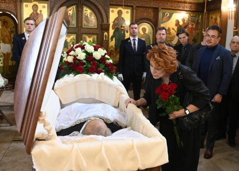 ФОТО: Глеба Панфилова похоронили на Новодевичьем кладбище рядом с Инной Чуриковой