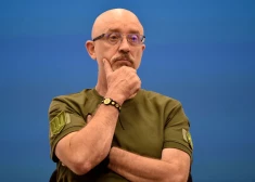 Ukrainas aizsardzības ministrs varētu zaudēt amatu, vēsta avoti