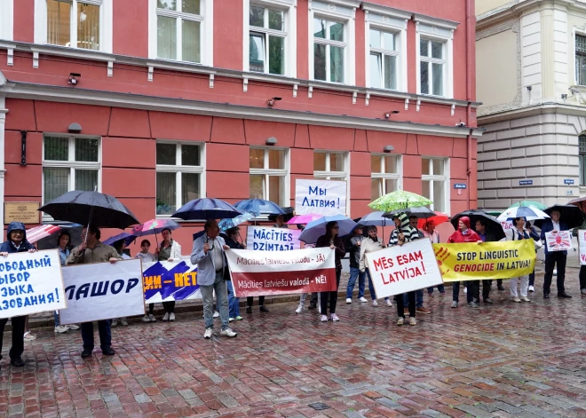 Цель мероприятия - выразить протест против прекращения общеобразовательных программ для меньшинств и призвать обеспечить образование детей на родном языке.