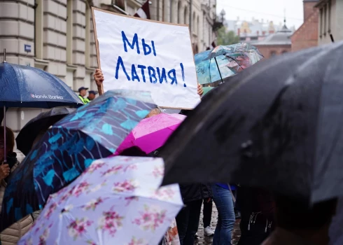 ФОТО: под дождем прошел пикет против перехода на образование только на латышском языке