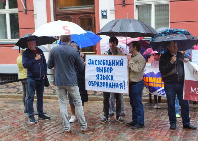 Spītējot lietum, šodien ap 30 cilvēki bija pulcējušies uz piketu pret pāreju uz mācībām tikai latviešu valodā Latvijas skolās.