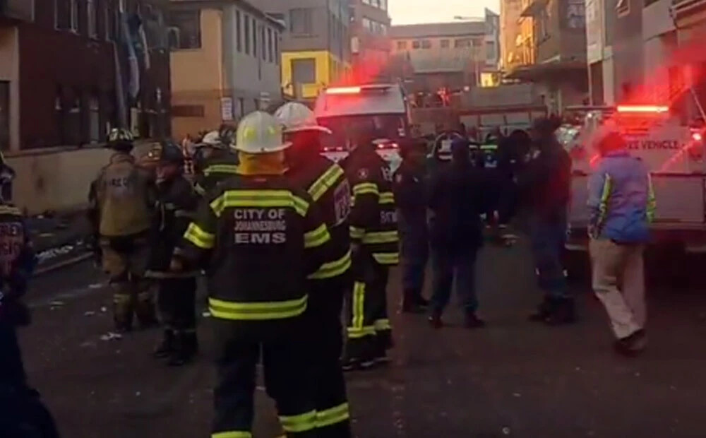 VIDEO: Johannesburgā bezpajumtnieku pārņemtā namā izcēlies ugunsgrēks; bojā gājuši 58 cilvēki