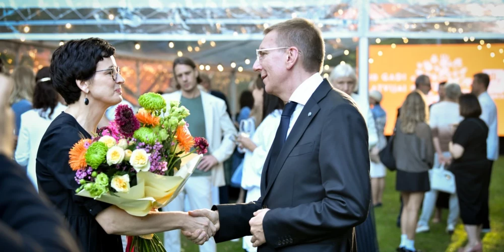 Ziedot.lv vadītāja Rūta Dimanta un valsts prezidents Edgars Rinkēvičs.