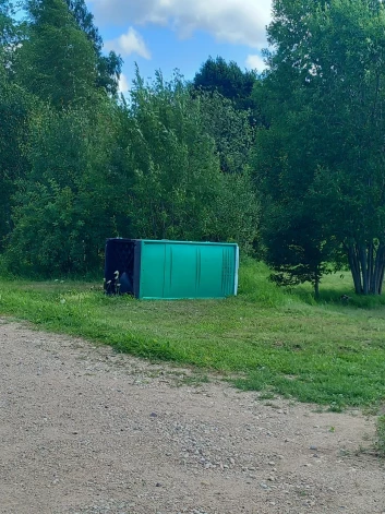 Visu vasaru Tukuma vietvara cīnījās ar Mālkalna labierīcību “gāzējiem” – nelīdzēja ne novērošanas kameras, ne policistu patruļas. Nu pašvaldības pacietības vadzis lūzis un tā no Mālkalna aizvākusi tualeti.