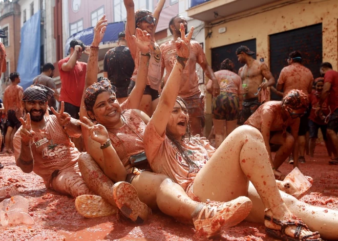 Spānijā, Bunjolas pilsētā, kas atrodas netālu no Valensijas, notikusi ikgadējā tomātu ielu kauja "Tomatina", kas pulcēja ap 15 000 cilvēku. Tomātu festivāls ir populārs visā pasaulē un uz to, kā jau katru gadu, devās arī tūkstošiem tūristu. 