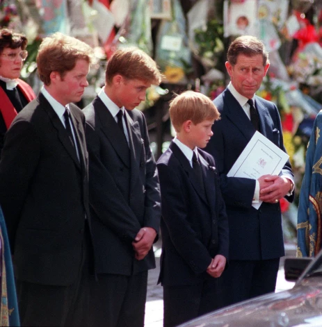 Princeses Diānas bēres 1997. gada 6. septembrī Londonā. No kreisās: Diānas brālis grāfs Čārlzs Spensers, princis Viljams, princis Harijs un tolaik Velsas princis Čārlzs.