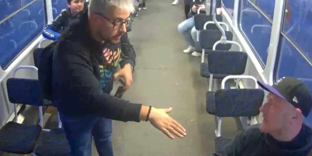 Мужчины нарушали порядок в трамвае.