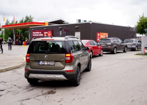 ФОТО: латвийцы пользуются моментом - Circle K снизил цены на топливо на 15 центов