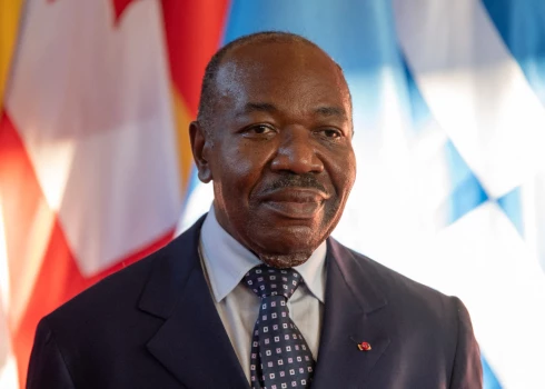 VIDEO: pēc apvērsuma Gabonas prezidenta mājās atrod daudz somas glīti sakārtotām naudas banknotēm