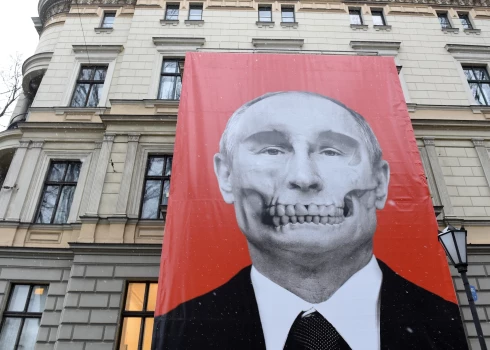 Plakāti pie Paula Stradiņa Medicīnas vēstures muzeja, paužot nosodījumu Krievijas militārajai agresijai pret Ukrainu.