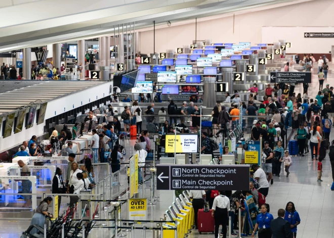 Pasaulē noslogotākajā lidostā aviokompānija pazaudē pasažieres suni