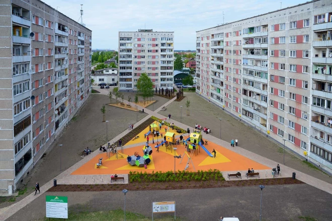 Nakts uz 1. septembri nemierīga bija Ventspils deviņstāvu māju kvartālā Inženieru ielā. Uz turieni divas reizes traucās ugunsdzēsēji, lai dzēstu kāda nikna piromāna svilinātās durvis un gultu.