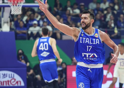 Itālijas basketbolisti atspēlē 16 punktu deficītu un uzvar Serbiju