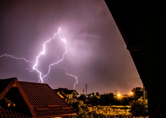 Ja cilvēkam trāpījis zibens, nerociet viņu zemē! Skaidro fiziķis un pirmās palīdzības speciāliste