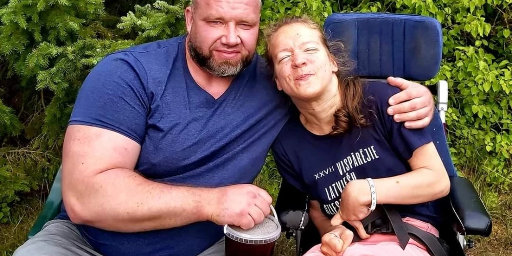 Didzis Zariņš sniedz palīdzīgu plecu Ievai Ivkinai.