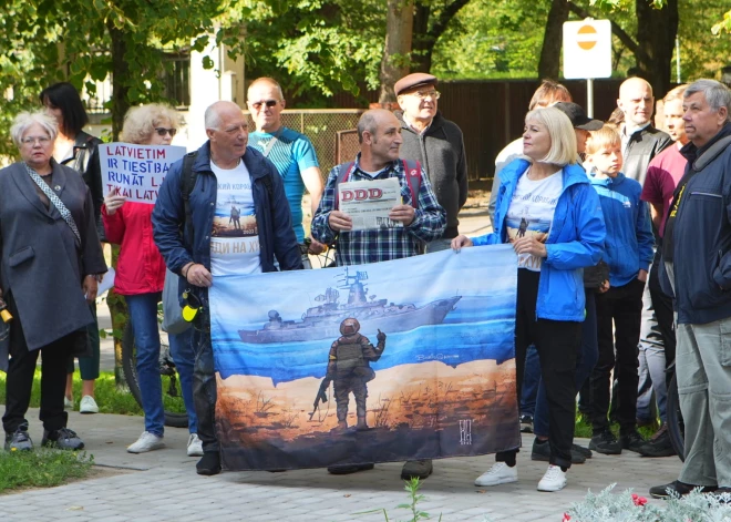 Pie Iekšlietu ministrijas pulcējušies tie, kurus neapmierina Ministru kabineta lēmums aicināt Saeimu dot papildus laiku Krievijas pilsoņiem nokārtot valsts valodas eksāmenu.