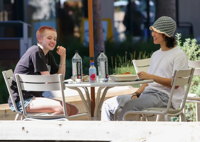 Džolijas un Pita neparastā meita atkal mainījusi tēlu un aizgājusi uz tikšanos