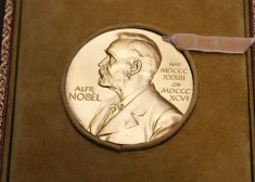 Sašutuma vilnis nostrādāja — Nobela fonds atsauc ielūgumu Krievijas un Baltkrievijas vēstniekiem uz Nobela prēmiju pasniegšanas ceremoniju