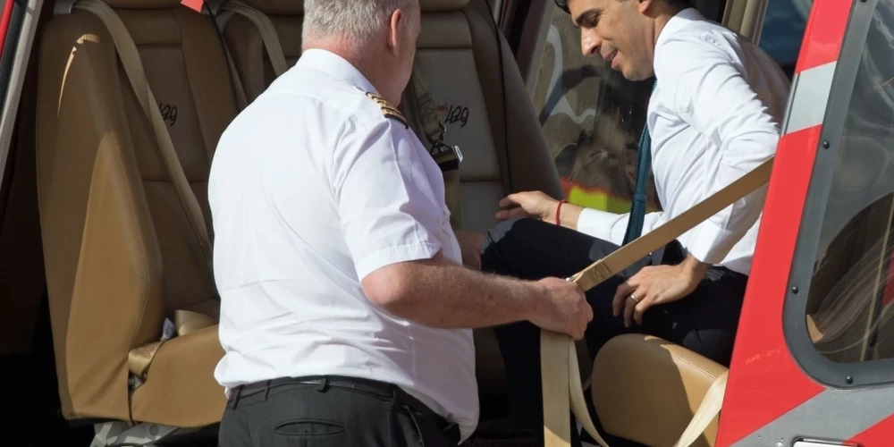 Britu premjers Riši Sunaks savā helikopterī.