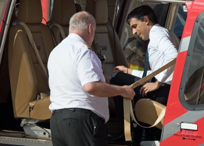 Briti neapmierināti ar Rišī Sunaka ieradumu lidot ar helikopteru pa pilsētu