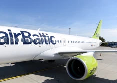 Nacionālās aviokompānijas "airBaltic" gaisa kuģis "Airbus A220-300" starptautiskās lidostas "Rīga" lidlauka teritorijā.