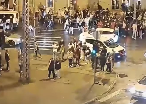 Dārdoša mūzika, trokšņojošu jauniešu bari naktī uz ielas - iedzīvotāji sašutuši par Maksa Korža koncertu Grīziņkalnā