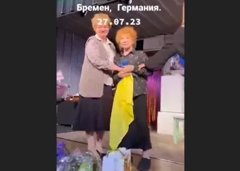 Лию Ахеджакову не оставляют в покое, история с флагом Украины на выступлении в Германии получила продолжение