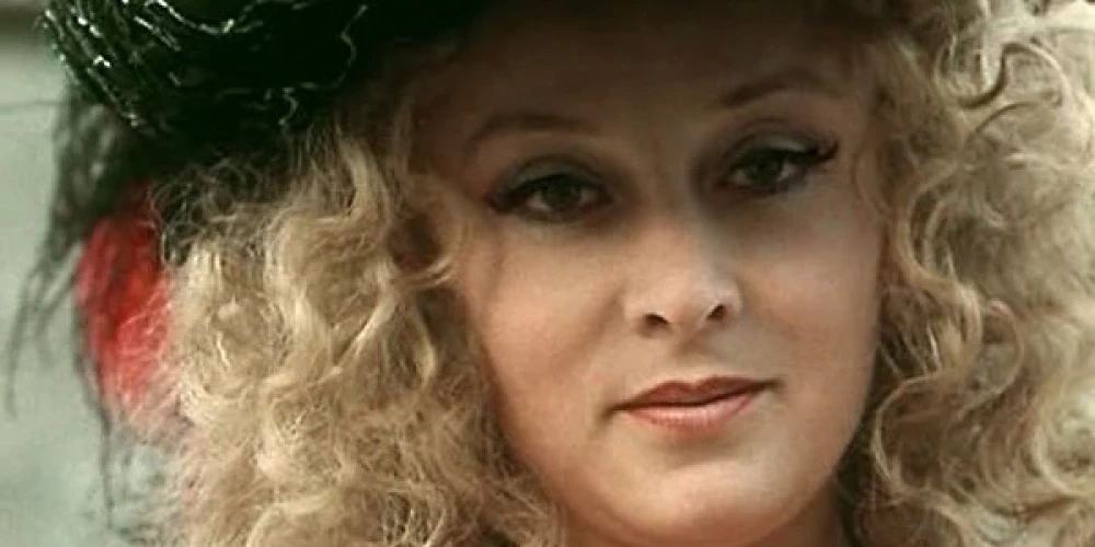 Маргарита Борисовна Терехова (род. 25 августа 1942, Туринск, Свердловская область) — советская и российская актриса, режиссер театра и кино. Одна из самых популярных актрис отечественного кинематографа 1970—1980 годов. На счету актрисы множество ролей в кинофильмах, среди которых «Монолог» (1972), «Собака на сене» (1977), «Д’Артаньян и три мушкетёра» (1978), «Благочестивая Марта» (1980) и другие.