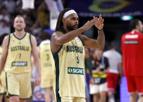 Austrālijas basketbolisti svin uzvaru savā pēdējā Pasaules kausa cīņā