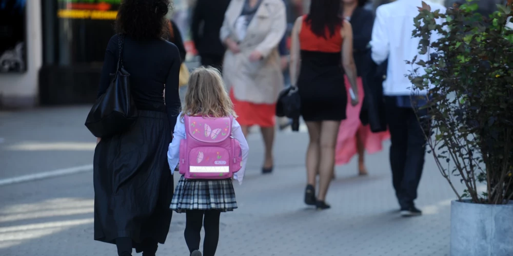 Latvijā vairāk nekā pusei ģimeņu nākas krāt vai aizņemties naudu, lai bērnus sagatavotu skolai