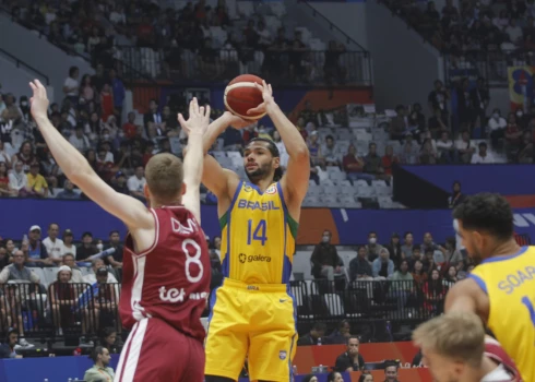 Latvijas basketbolisti uzvar Brazīliju un iekļūst Pasaules kausa ceturtdaļfinālā