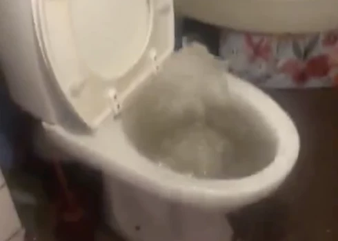 VIDEO: Baldonē lietus laikā sievietes dzīvoklī caur tualetes podu šļācas ūdens