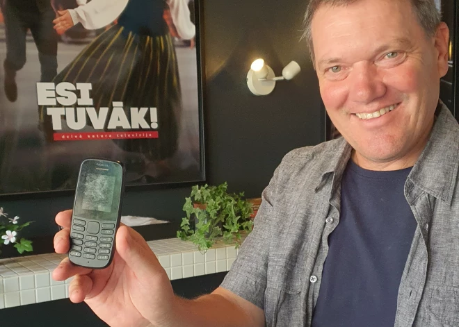 Armands Puče joprojām lieto podziņtelefonu