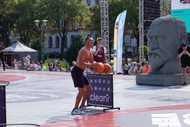 Muskuļots ķermenis, izteikta vēdera presīte – tāds 41 gada vecumā ir profesionālā basketbolista gaitas beigušais Jānis Blūms. Kurš, starp citu, var pievilkties pie stieņa, kā pats saka, “desmit reižu mierīgi”.