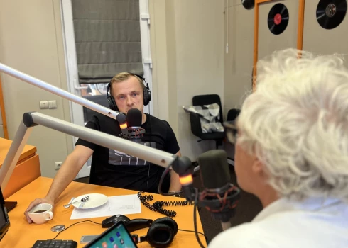 Kārlis Būmeisters “Radio SWH” studijā.