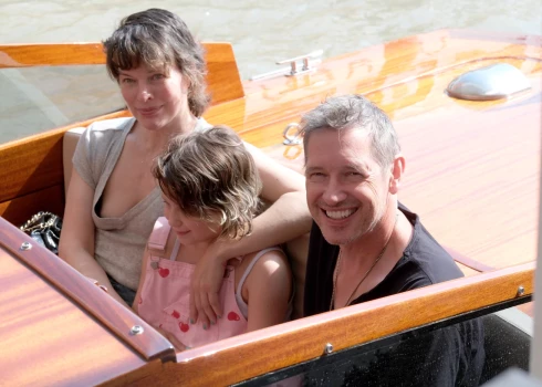 Счастливая Милла Йовович с семьей отдыхает в Венеции и блистает на красной дорожке фестиваля