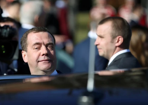 Medvedevs sasprindzinājis fantāziju un izdomājis jaunu Baltijas valstu apzīmējumu