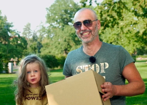 Video: daudzbērnu tētis Horens Stalbe no bērniem iemācījies, kā pareizi uzvilkt zeķes